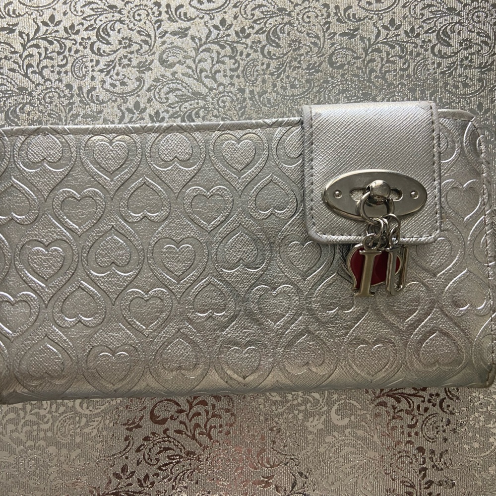 pretty wallet with silver hearts & a cain that says “I (heart) you”